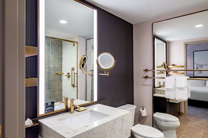 Hotel Fort Des Moines Curio Collection by Hilton