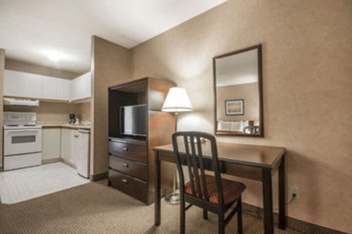 Econo Lodge Inn & Suites