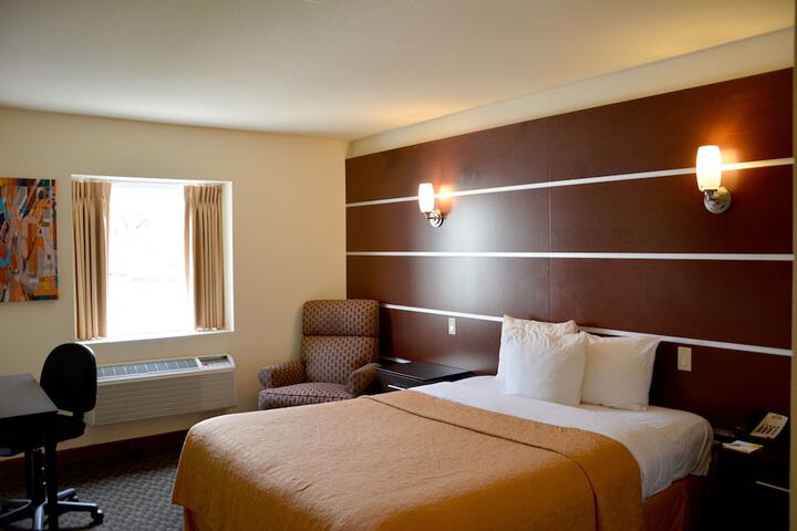 Days Inn & Suites by Wyndham Milwaukee