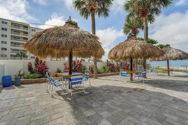 Beachfront Redington Shores Condo w / Pool!