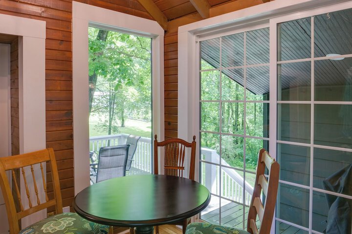 Cozy Tennessee Cabin w / Deck Grill & Fire Pit!
