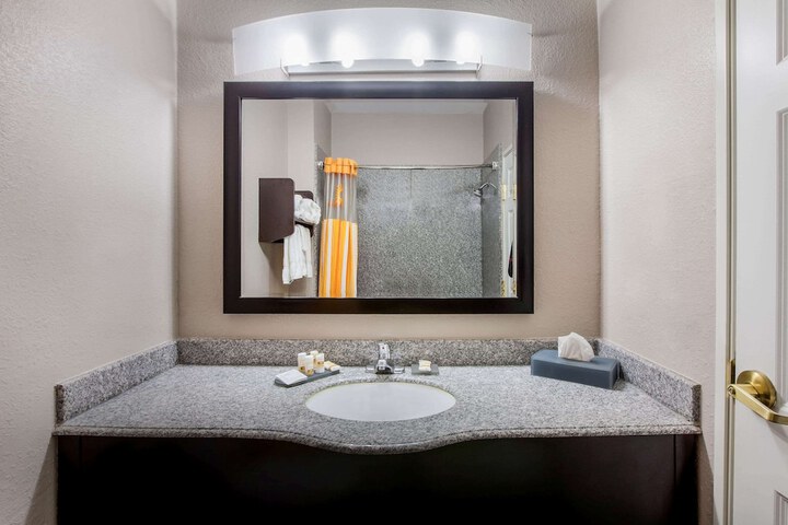 La Quinta Inn & Suites by Wyndham Pasadena