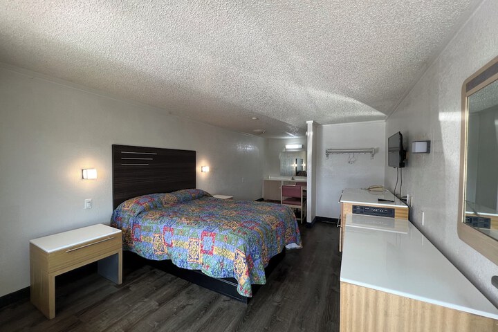 Room 4 of 8