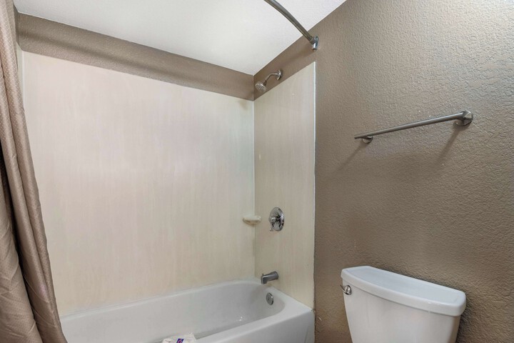 Room 8 of 33