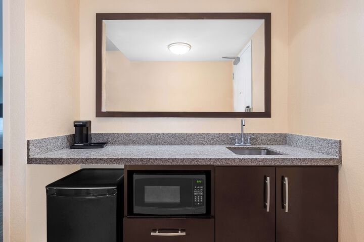 Hampton Inn & Suites Madison / Downtown