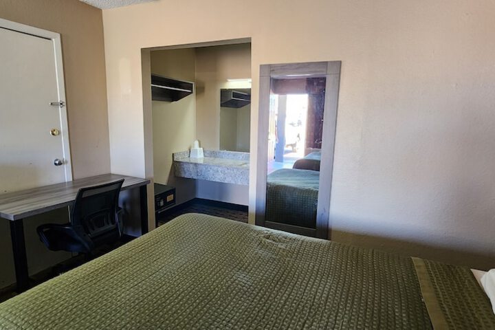 Room 10 of 17