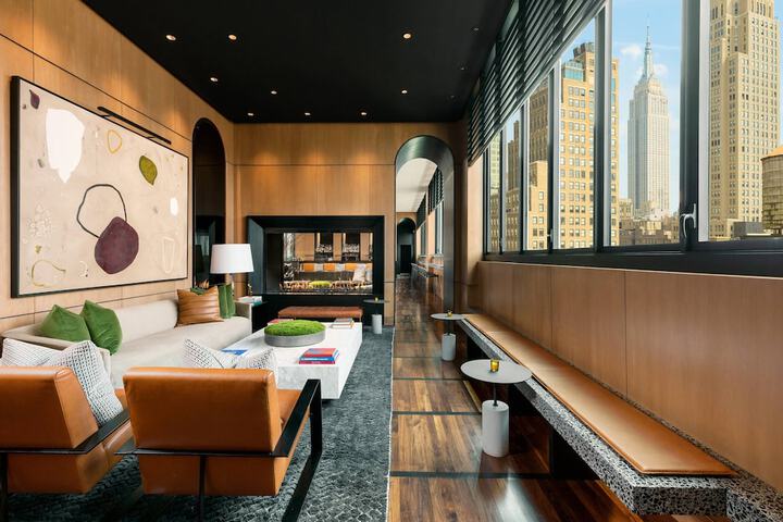 Lounge 77 of 86
