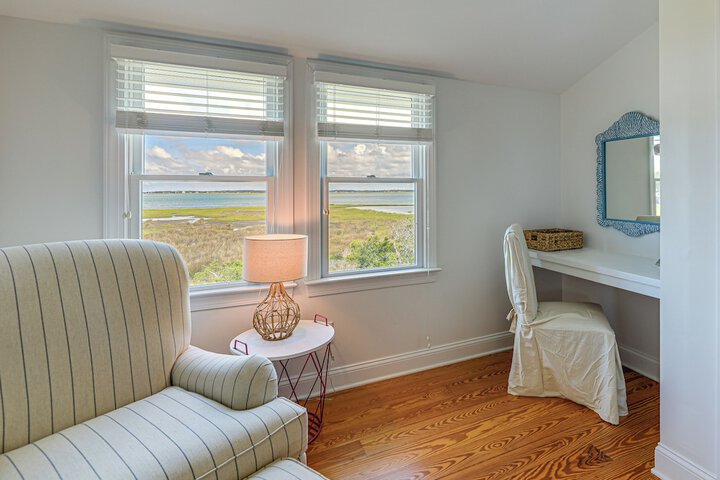 Waterfront Home w / Screened Porch & Sunsets
