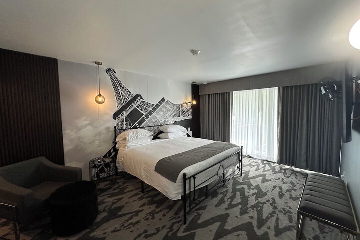 Lighthouse Inn & Suites