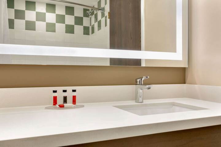 Super 8 by Wyndham Ajax / Toronto On