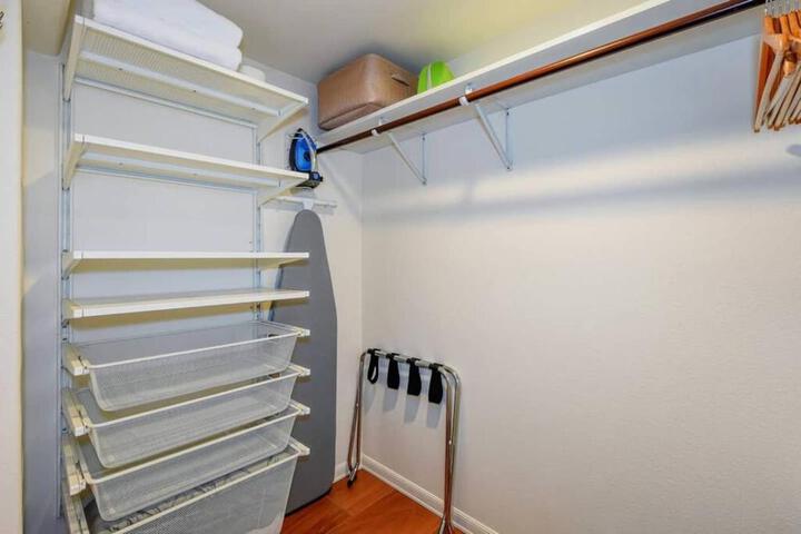Private Basement Suite w Hot Tub