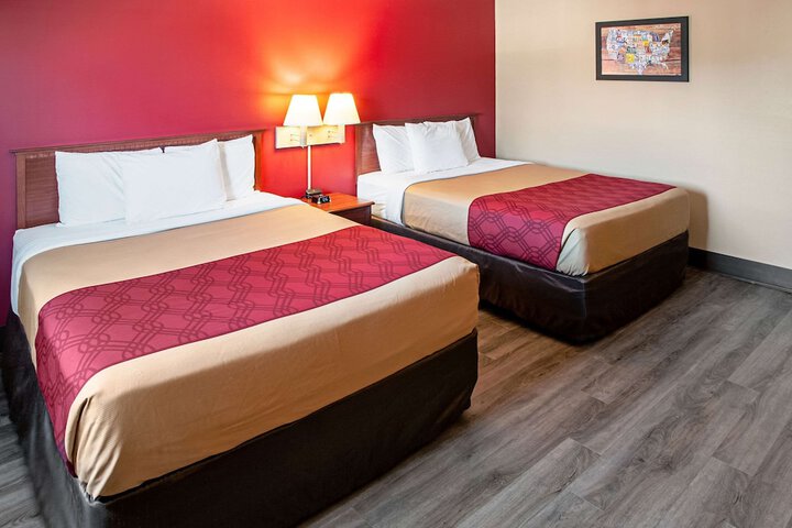 Econo Lodge Menomonie on the Bay