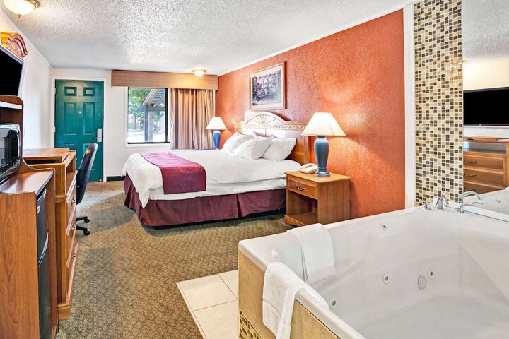 Room 6 of 17