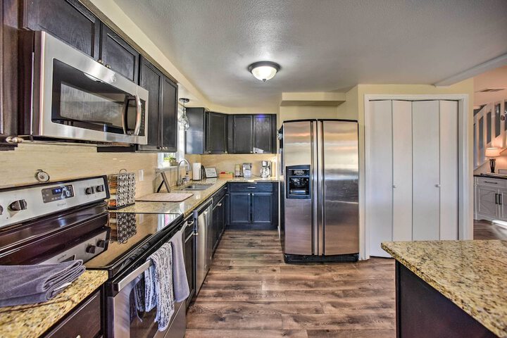 mountain Haven w / Deck + Pikes Peak Views!