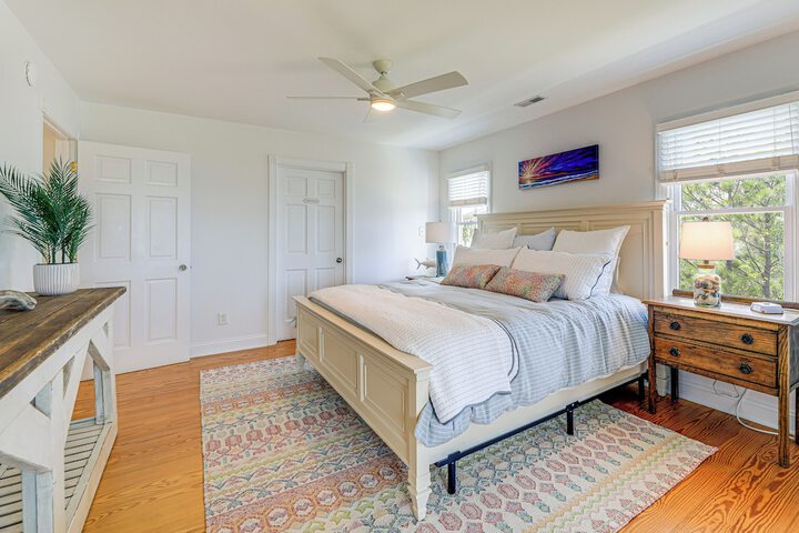 Waterfront Home w / Screened Porch & Sunsets