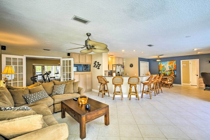 Tropical Apollo Beach House w / Pool & Dock!