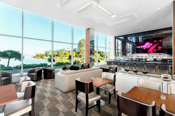Lounge 52 of 69