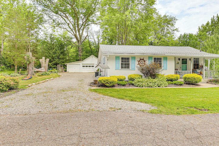 Family Home w / Hot Tub: 1/2 Mi to Lake Milton
