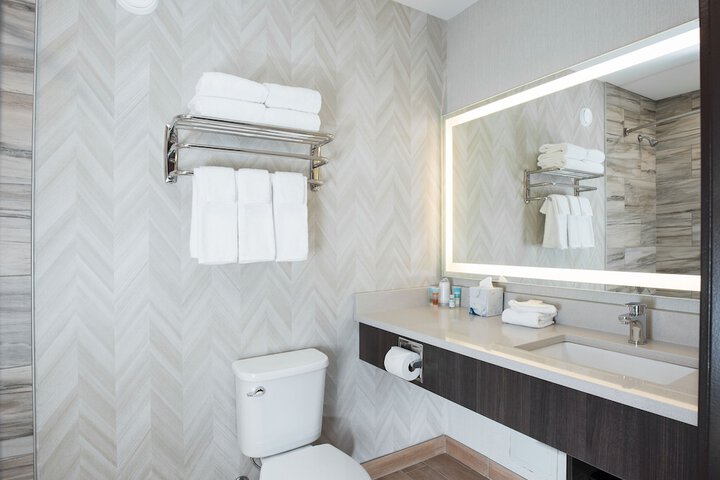 Pomeroy Inn & Suites Prince George