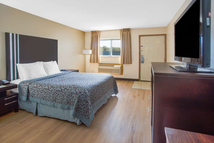 Room 9 of 17