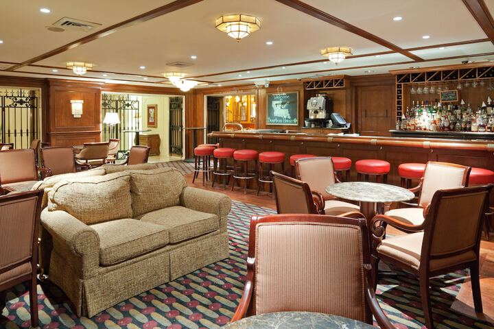 Lounge 106 of 112