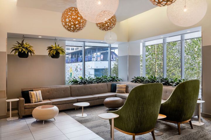 Lounge 67 of 81