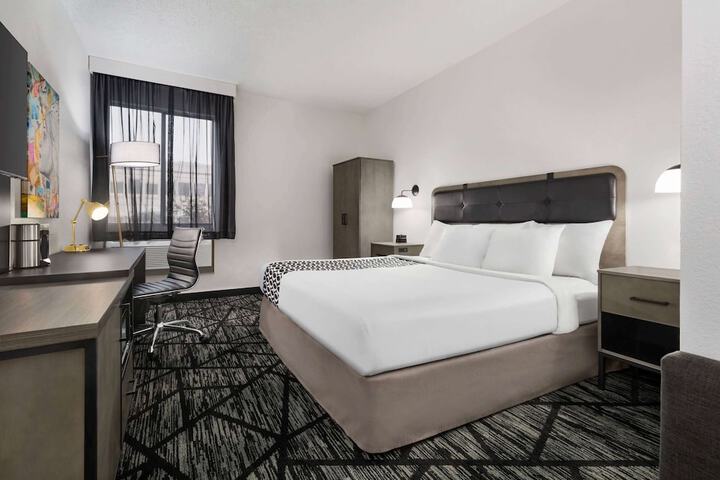 La Quinta Inn & Suites by Wyndham Cleveland Airport West