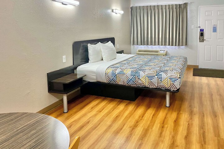 Room 12 of 23