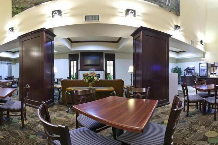 Holiday Inn Express & Suites Marshall by IHG