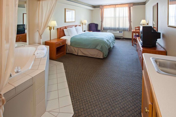 Country Inn & Suites by Radisson Lansing, MI