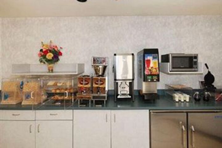 Econo Lodge Inn & Suites