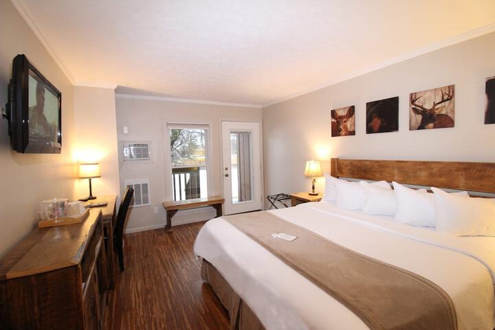 LakeFront Lodge