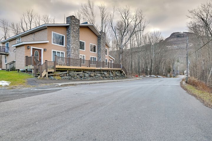 Walk to Hunter Village! Family Ski Retreat w / Deck