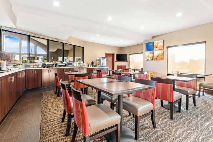 Comfort Suites near Robins Air Force Base