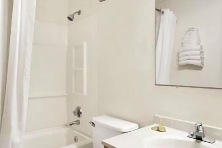 Super 8 by Wyndham Twinsburg / Cleveland Area