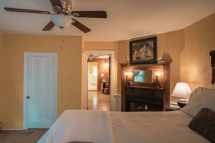 Room 52 of 242
