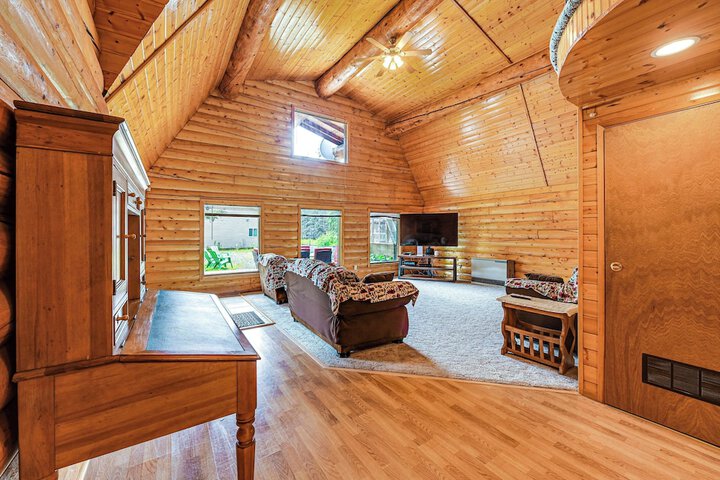 Roomy Log Cabin w / Hot Tub Walk to Kenai River!