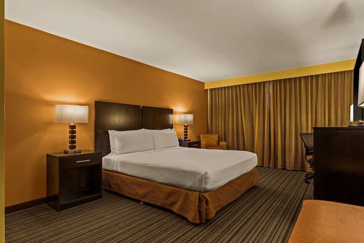 Best Western The Plaza Hotel Honolulu Airport - Free Breakfast