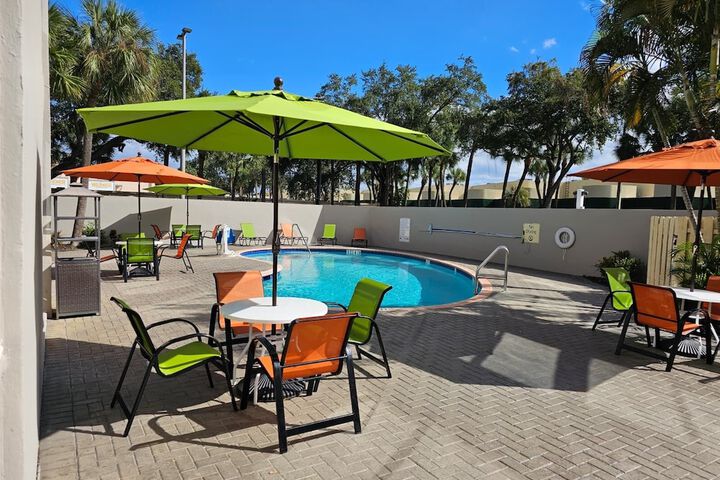 La Quinta Inn & Suites by Wyndham Deerfield Beach I-95