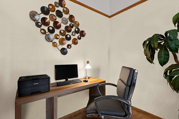Business Center 32 of 33