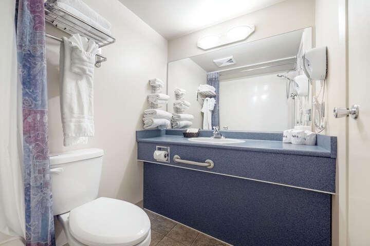 Sidney Waterfront Inn & Suites