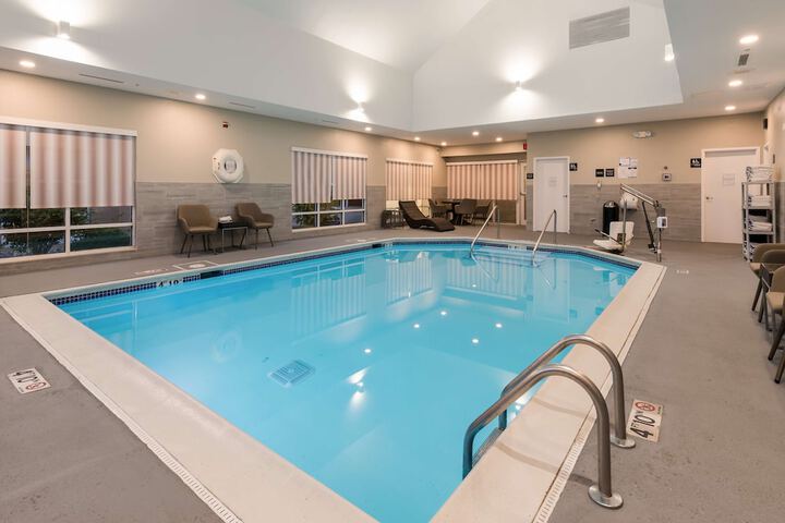 Hampton Inn & Suites Chicago / Hoffman Estates