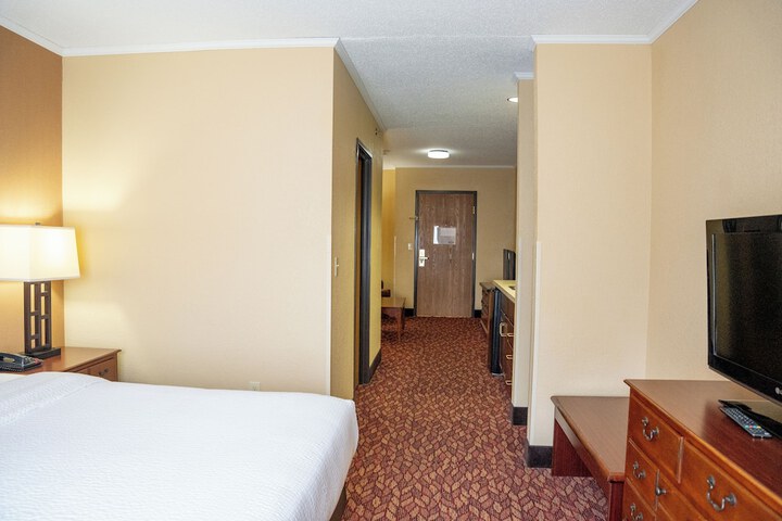 Coshocton Village Inn and Suites