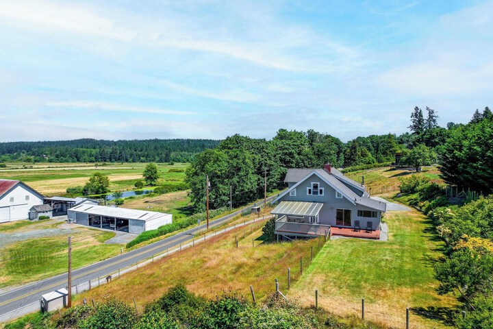 Private Beach Access + Water Views! Sleeps 18 Historic 6bdr Farmhouse w / Deck