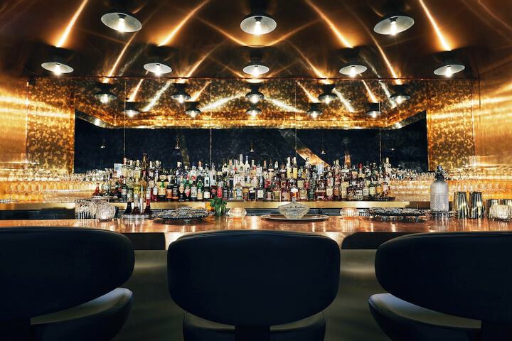 Lounge 27 of 33