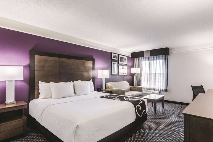 La Quinta Inn & Suites by Wyndham Cincinnati Sharonville