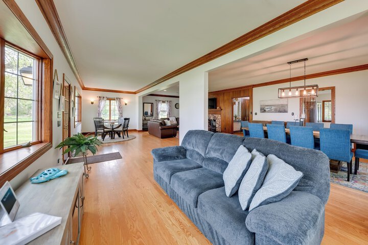 Pistakee Lake Estate w / Boat Dock & Hot Tub!
