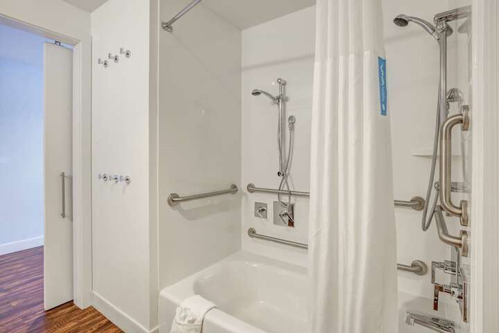 Hampton Inn & Suites Boston / Waltham