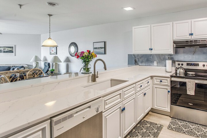 Oak Island Beachfront Condo w / Community Pool