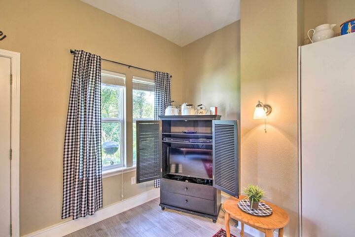 turtle Rock - Ironton Cabin w / Furnished Patio!